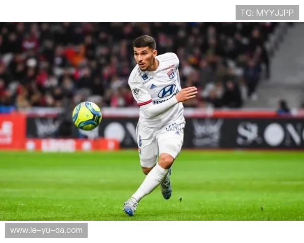 里昂中场核心闪耀赛场，助力球队攻防转换