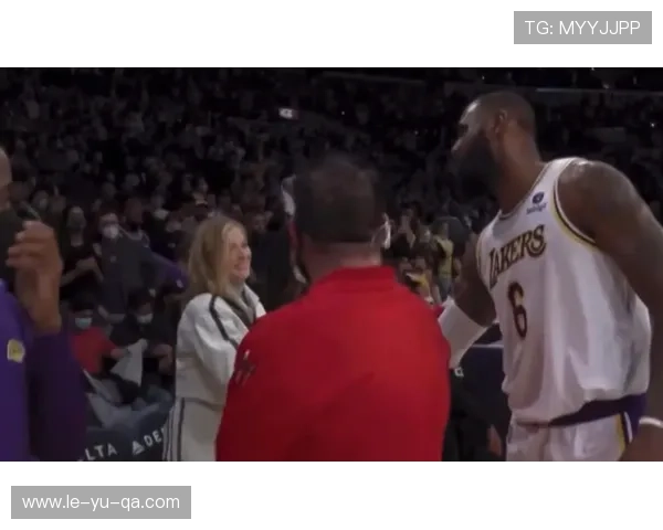 塔克季后赛爆发引领球队逆袭,激情表现点燃球迷热情 塔克季后赛爆发引领球队逆袭,激情表现点燃球迷热情